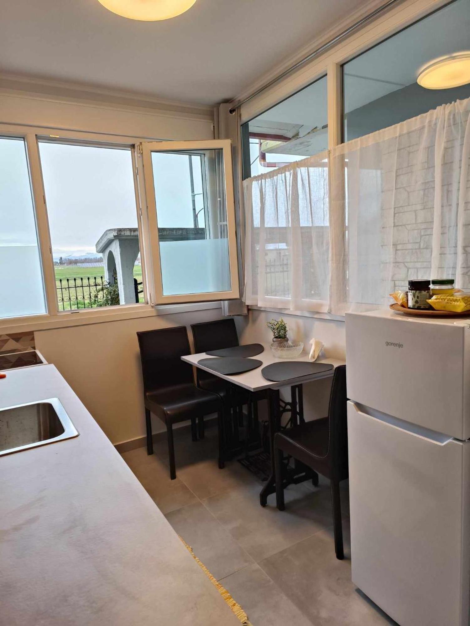 Polys Apartment And Paraskevi Studio With View Ptolemaida Bagian luar foto
