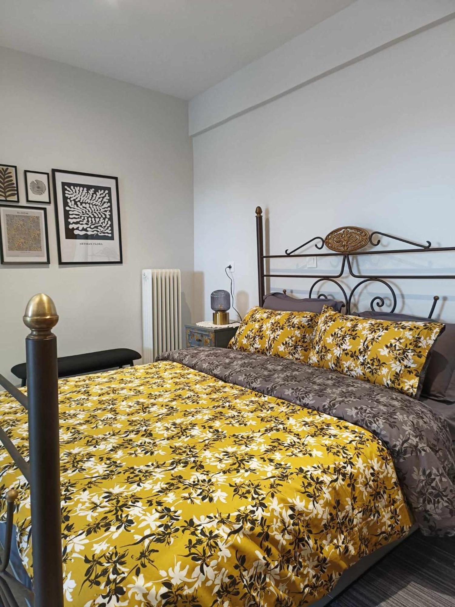Polys Apartment And Paraskevi Studio With View Ptolemaida Bagian luar foto