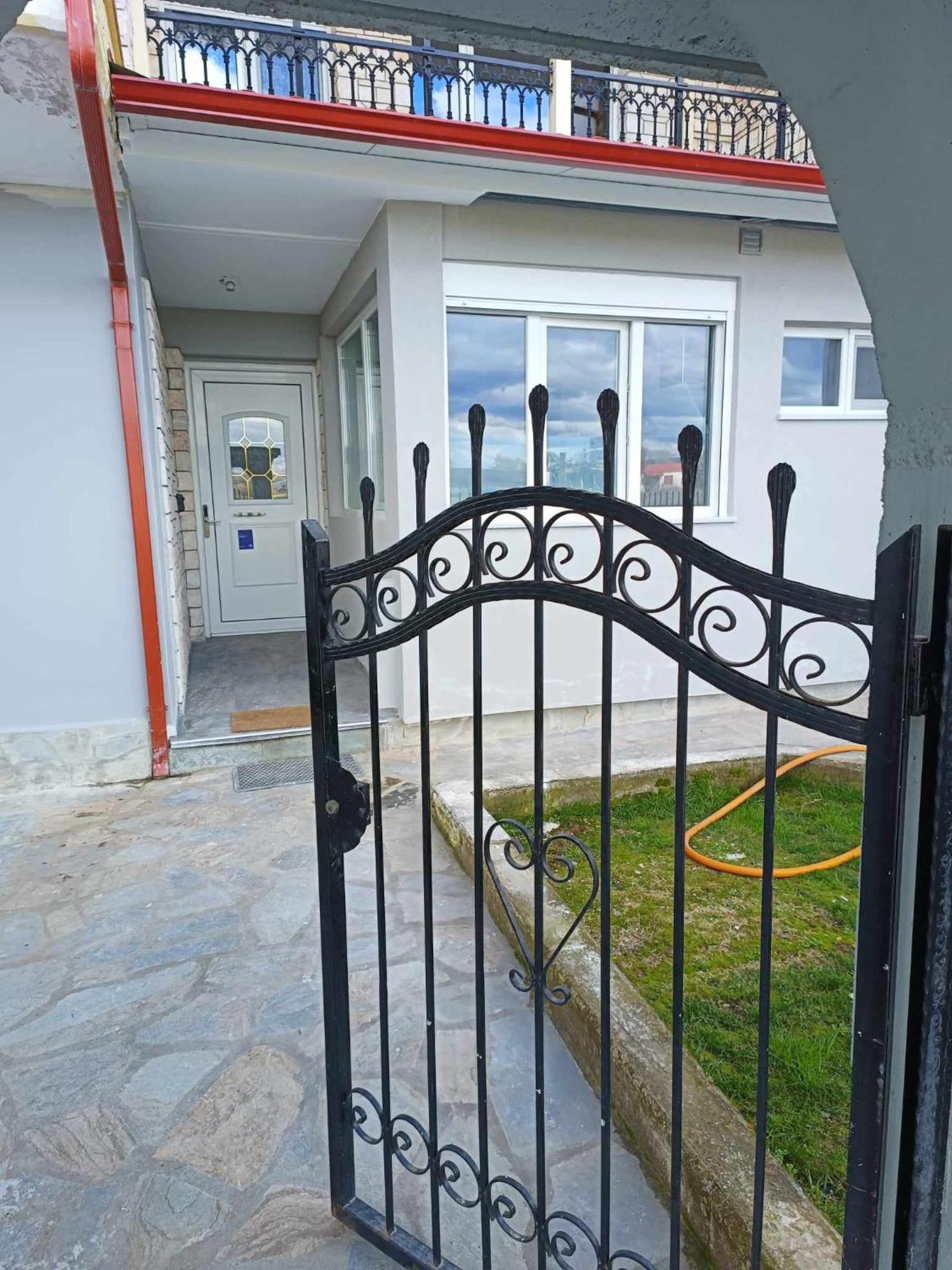 Polys Apartment And Paraskevi Studio With View Ptolemaida Bagian luar foto